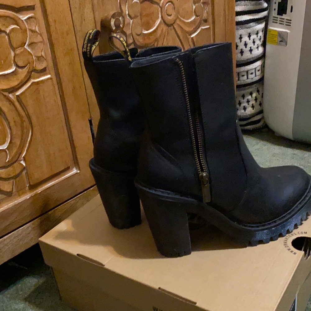Dr marten black low cut boots.